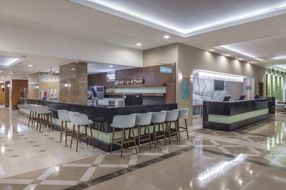Wyndham Garden Lara — Restaurant & bars in Lara