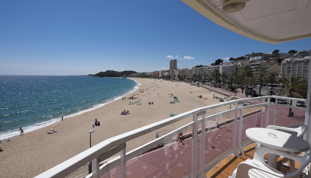Hotel Rosamar Maxim - Adults Only +21 — Beach in Lloret de Mar, Catalonia