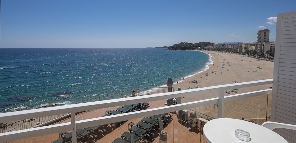 Hotel Rosamar Maxim - Adults Only +21 — Beach in Lloret de Mar, Catalonia
