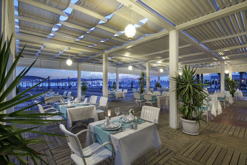 TUI Blue Xanthe-All Inclusive — Restaurant & bars in Side