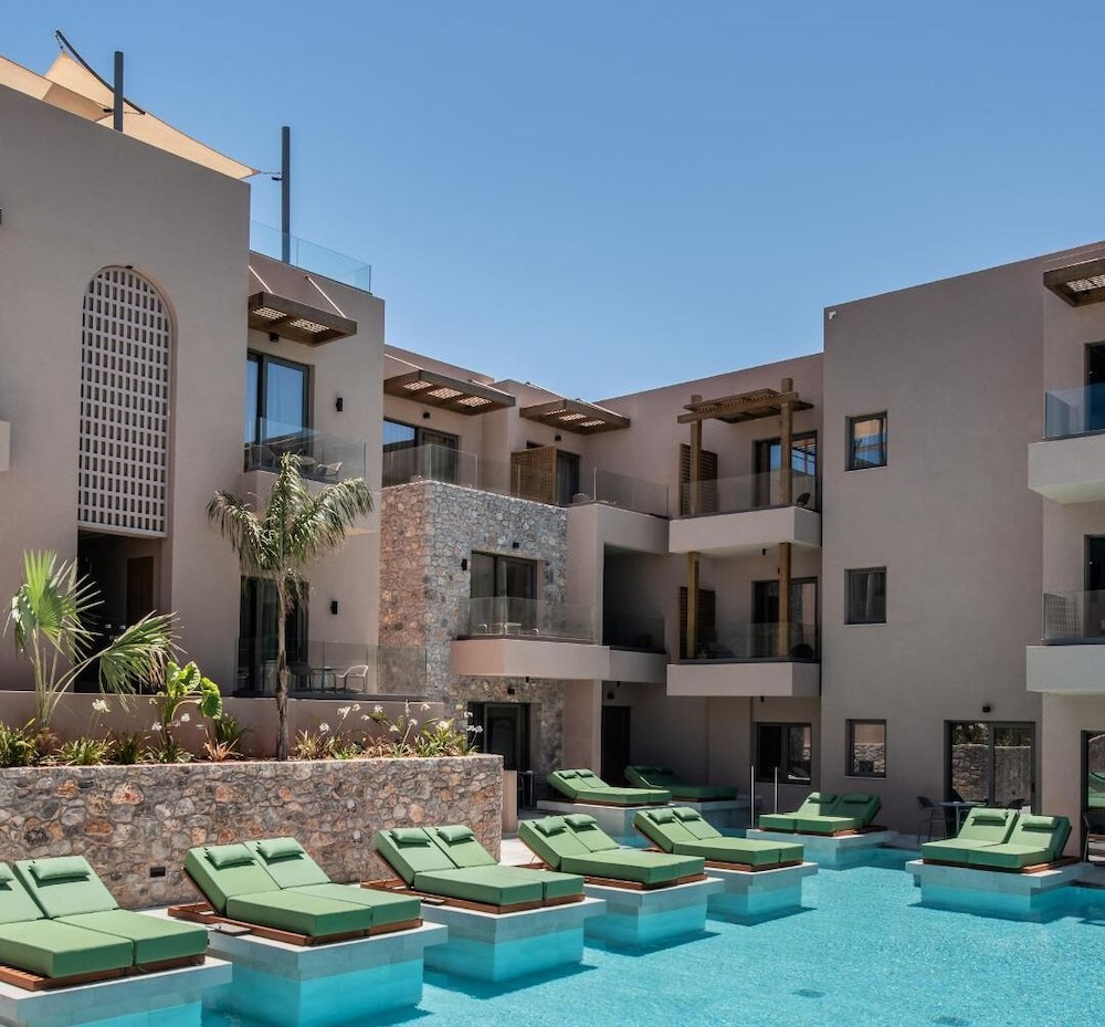 Paralos Venus Suites - Adults Only — Swimming pool in Hersonissos