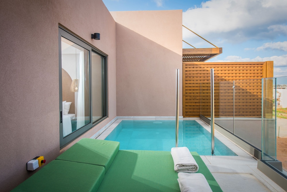 Paralos Venus Suites - Adults Only — Swimming pool in Hersonissos