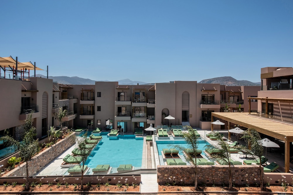 Paralos Venus Suites - Adults Only — Swimming pool in Hersonissos