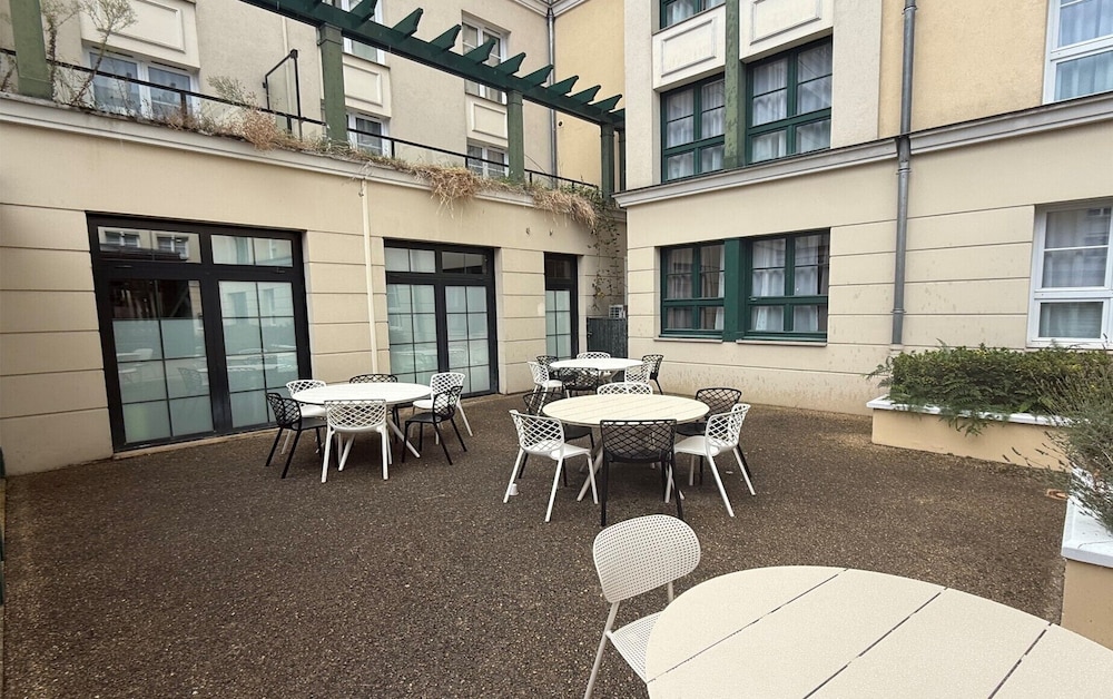 Aparthotel Adagio Val d'Europe près de Disneyland Paris — Hotel building in Disneyland Paris, Ile-de-France