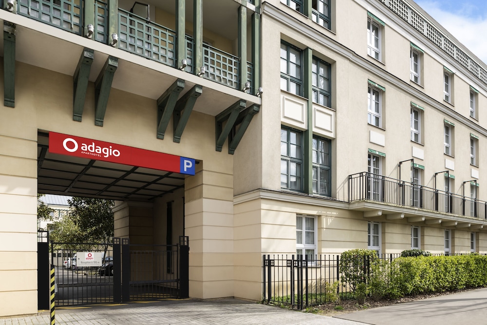 Aparthotel Adagio Val d'Europe près de Disneyland Paris — Hotel building in Disneyland Paris, Ile-de-France