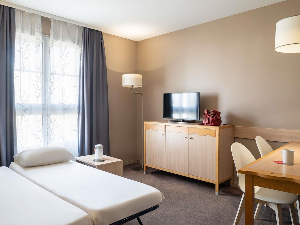 Aparthotel Adagio Val d'Europe près de Disneyland Paris — Hotel rooms in Disneyland Paris, Ile-de-France