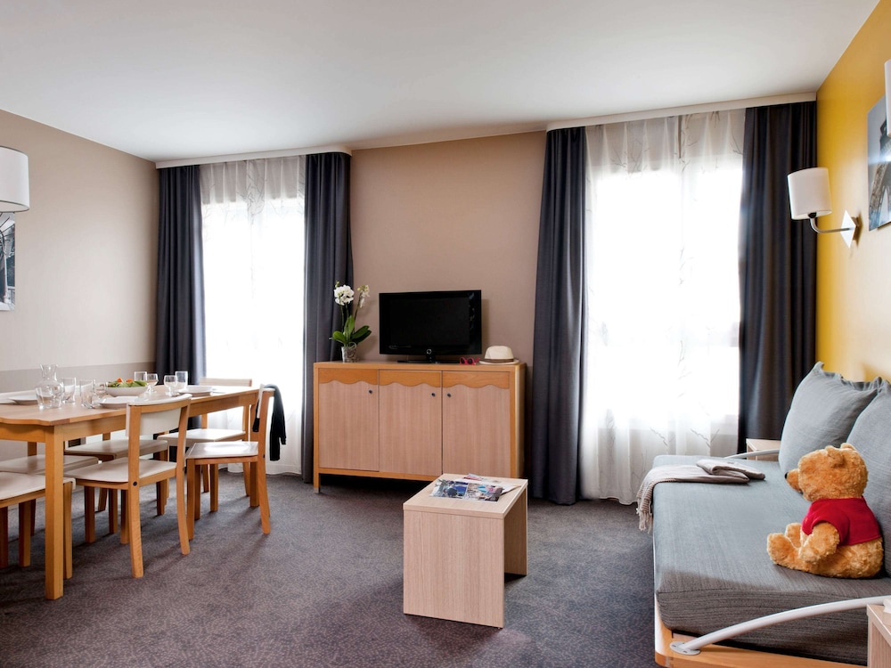Aparthotel Adagio Val d'Europe près de Disneyland Paris — Hotel rooms in Disneyland Paris, Ile-de-France