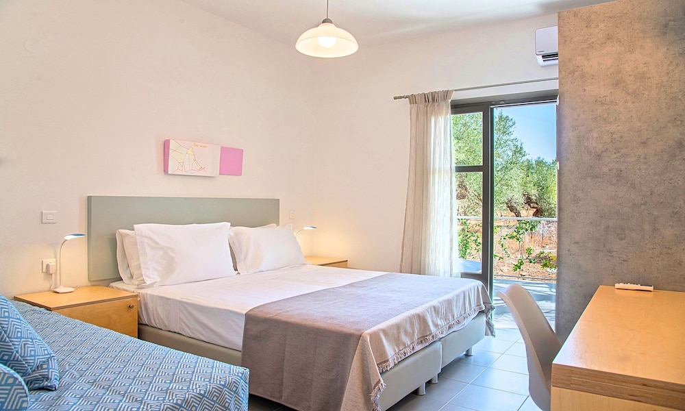 Elounda Garden Suites — Hotel rooms in Elounda