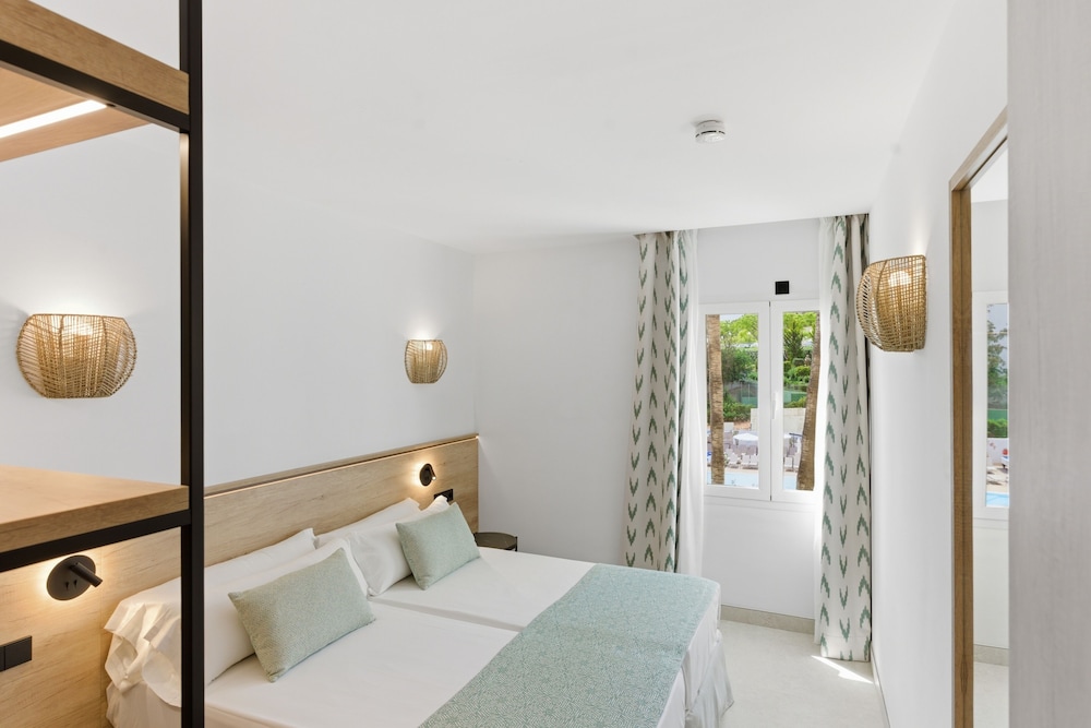 Aquasol Aparthotel — Hotel rooms in Palma Nova, Balearic Islands