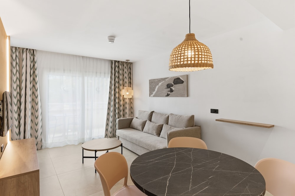 Aquasol Aparthotel — Hotel rooms in Palma Nova, Balearic Islands