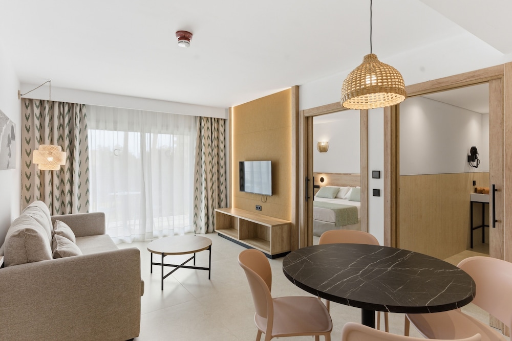 Aquasol Aparthotel — Hotel rooms in Palma Nova, Balearic Islands