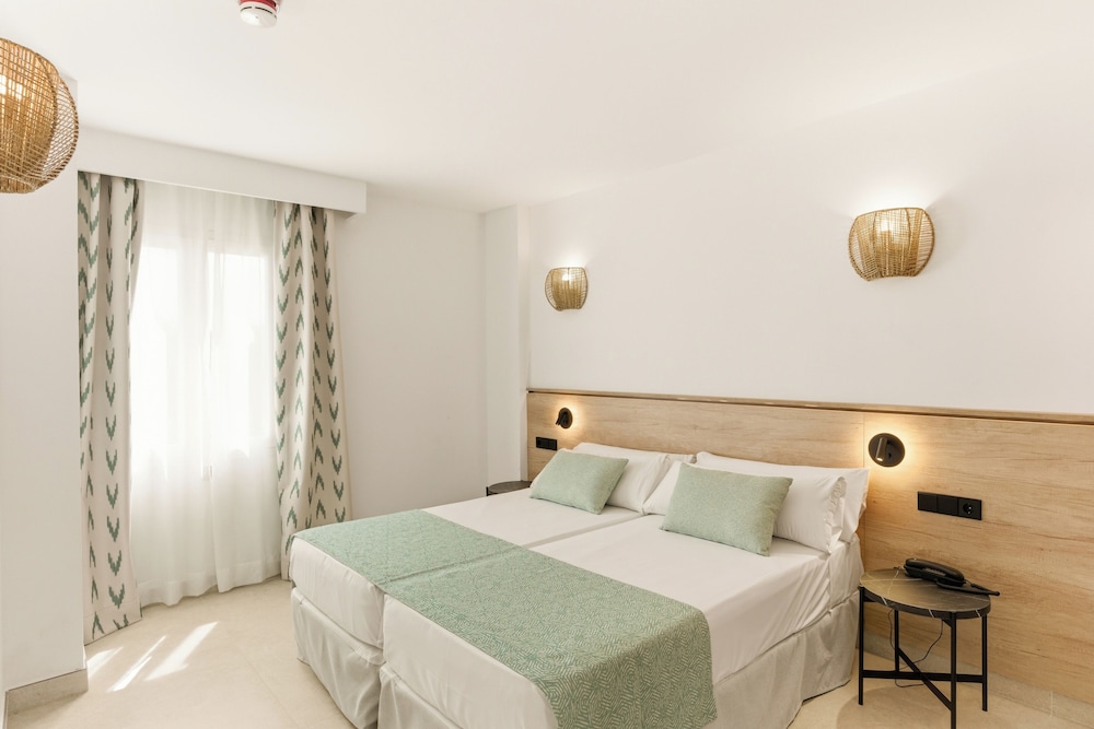 Aquasol Aparthotel — Hotel rooms in Palma Nova, Balearic Islands