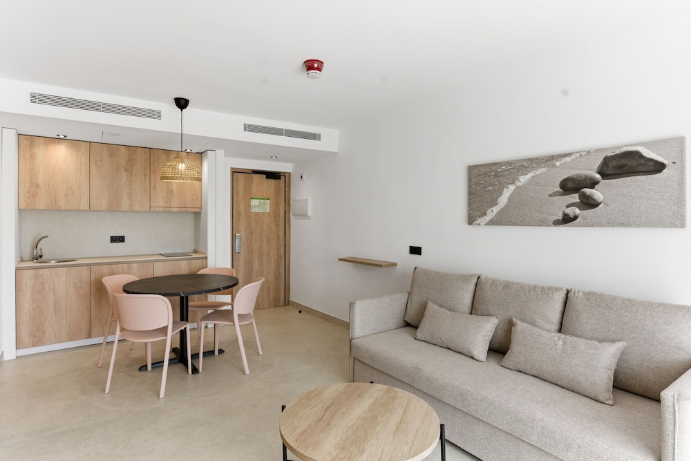 Aquasol Aparthotel — Hotel rooms in Palma Nova, Balearic Islands