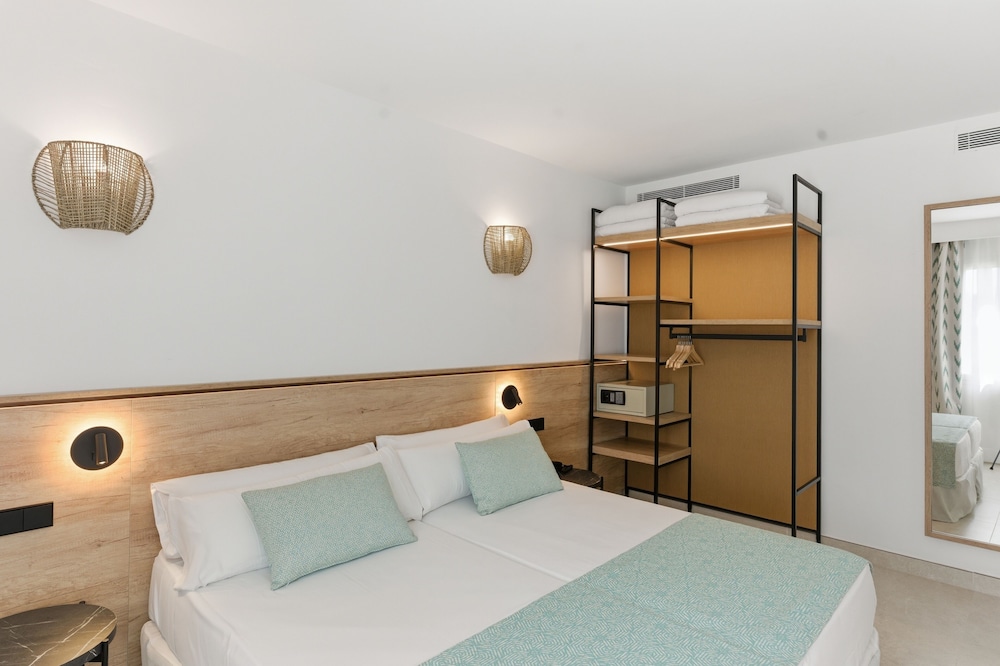 Aquasol Aparthotel — Hotel rooms in Palma Nova, Balearic Islands