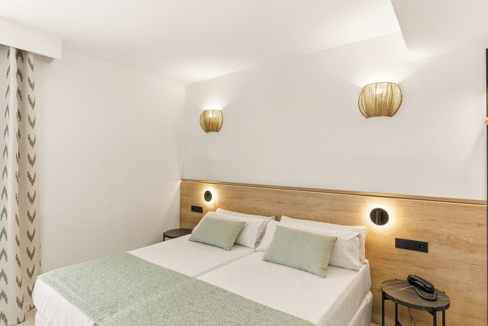 Aquasol Aparthotel — Hotel rooms in Palma Nova, Balearic Islands