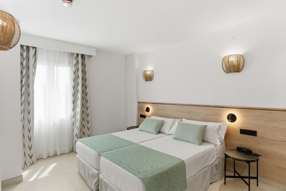 Aquasol Aparthotel — Hotel rooms in Palma Nova, Balearic Islands