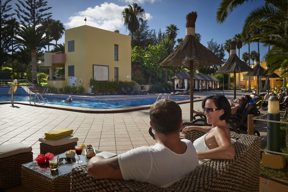 Apartamentos Atlantic Garden Beach Mate — Swimming pool in Corralejo, Canary Islands