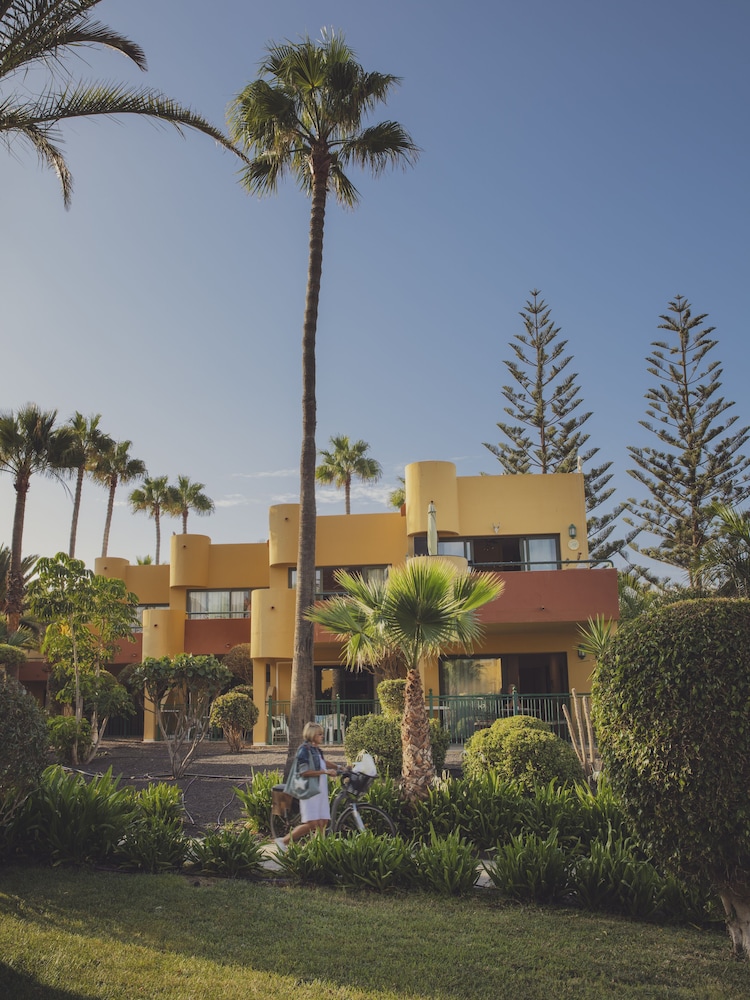Apartamentos Atlantic Garden Beach Mate — Hotel building in Corralejo, Canary Islands