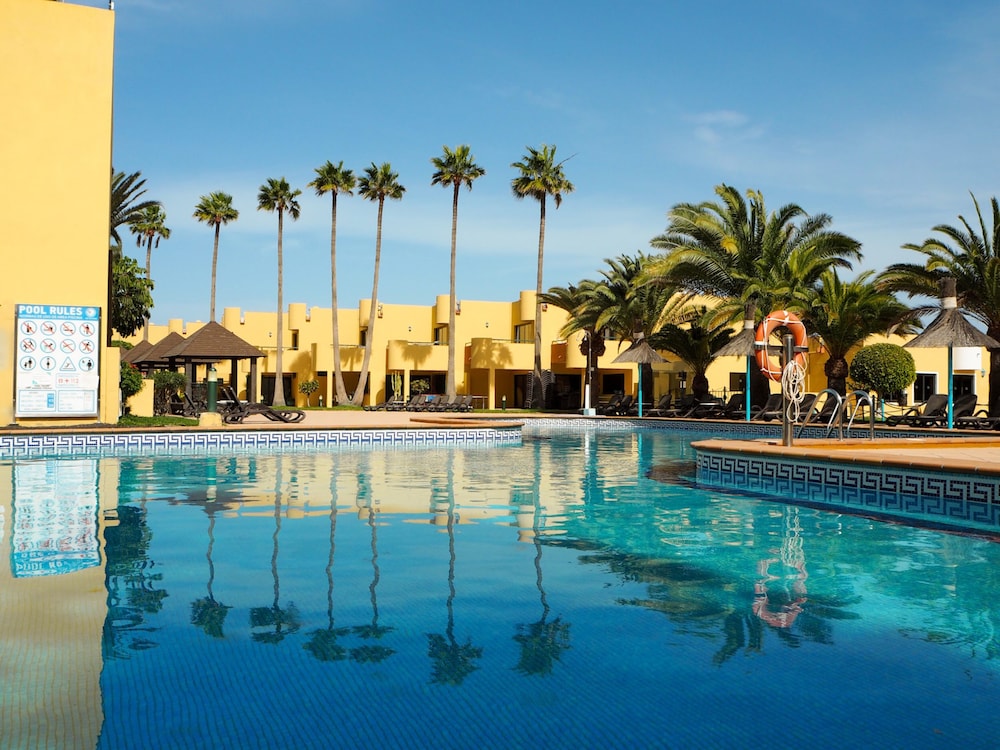 Apartamentos Atlantic Garden Beach Mate — Swimming pool in Corralejo, Canary Islands
