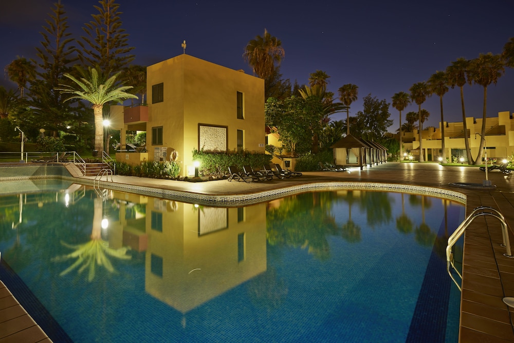Apartamentos Atlantic Garden Beach Mate — Swimming pool in Corralejo, Canary Islands