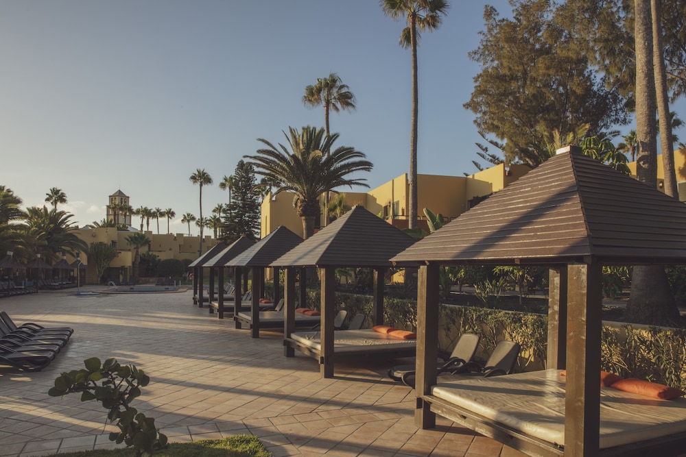 Apartamentos Atlantic Garden Beach Mate — Hotel building in Corralejo, Canary Islands