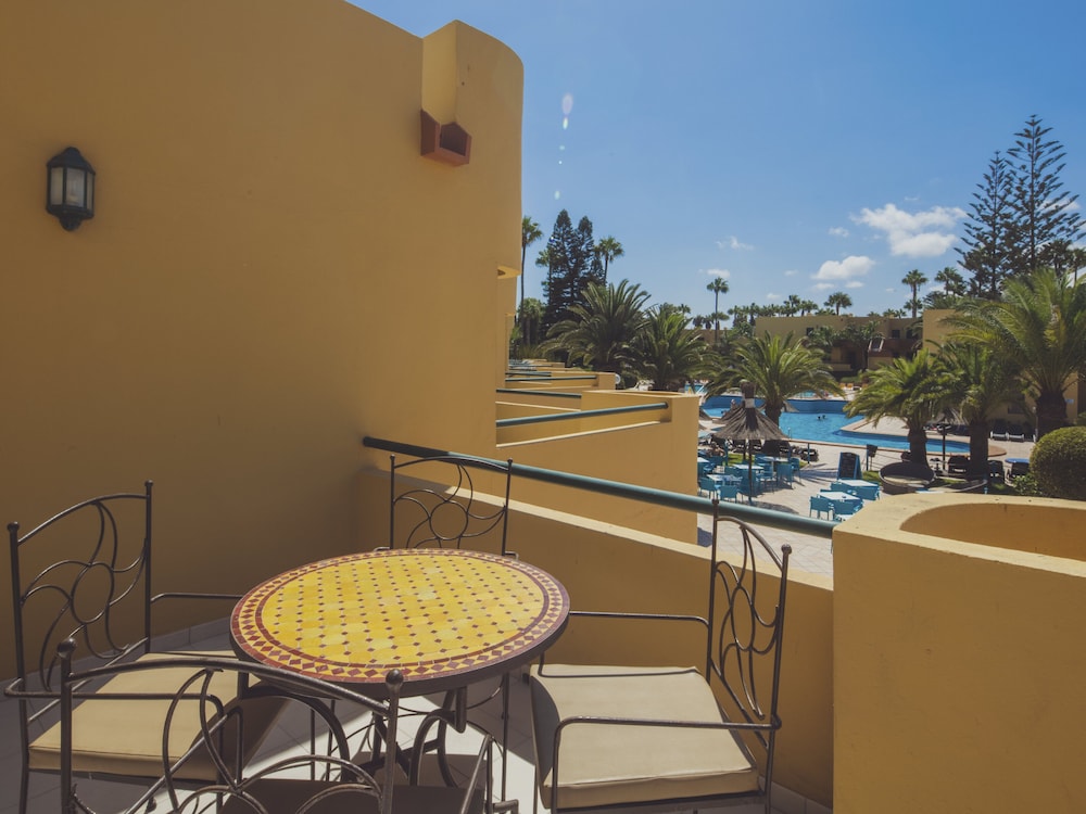 Apartamentos Atlantic Garden Beach Mate — Swimming pool in Corralejo, Canary Islands