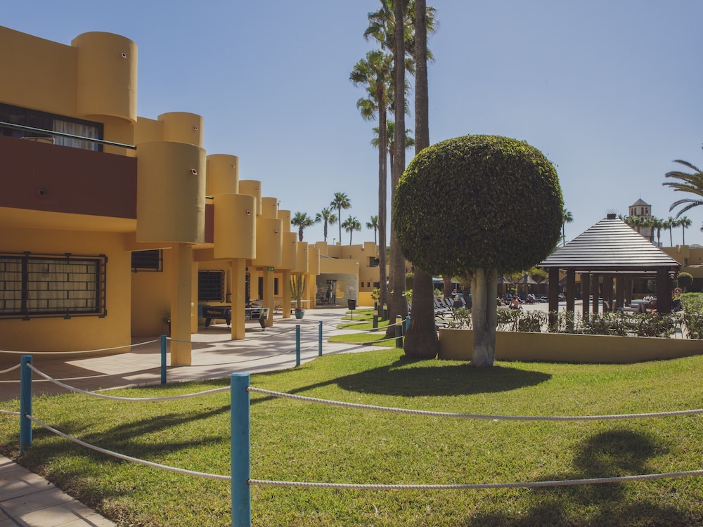 Apartamentos Atlantic Garden Beach Mate — Hotel building in Corralejo, Canary Islands