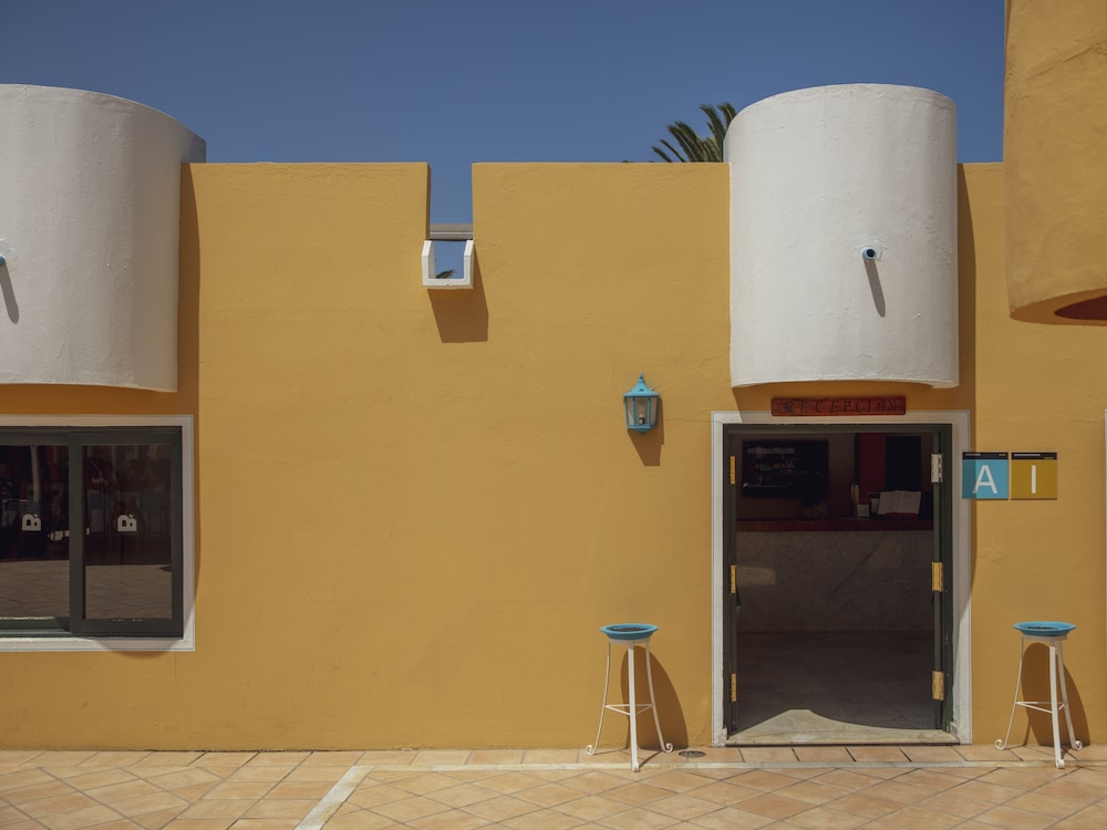 Apartamentos Atlantic Garden Beach Mate — Hotel building in Corralejo, Canary Islands