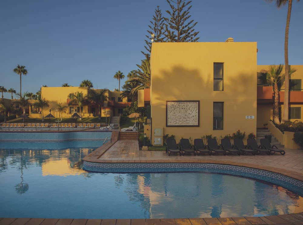 Apartamentos Atlantic Garden Beach Mate — Swimming pool in Corralejo, Canary Islands