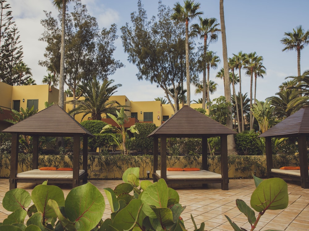 Apartamentos Atlantic Garden Beach Mate — Hotel building in Corralejo, Canary Islands