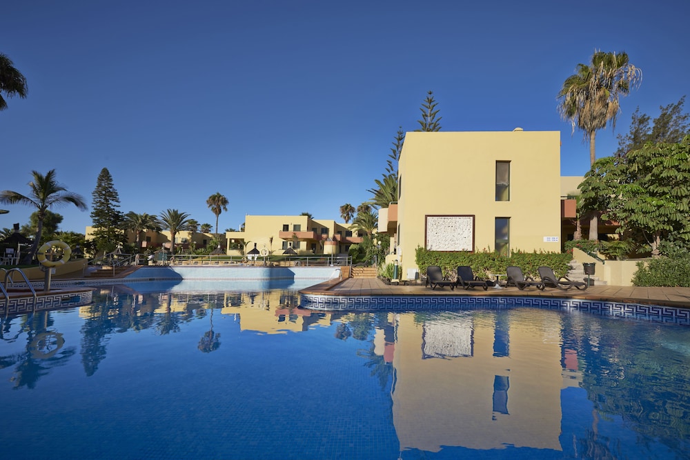 Apartamentos Atlantic Garden Beach Mate — Swimming pool in Corralejo, Canary Islands