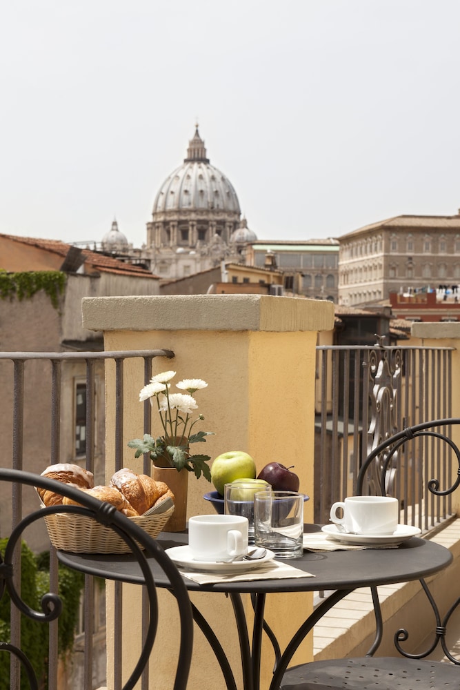 Trianon Borgo Pio — Hotel rooms in Rome, Lazio