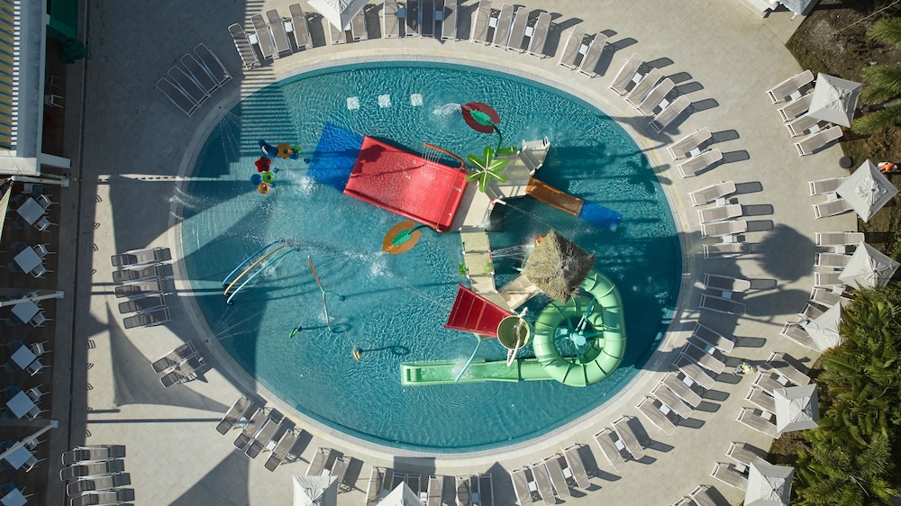 Bahia Principe Explore Esmeralda - Hyatt Inclusive Collection - All Inclusive — Pool in Bavaro, La Altagracia