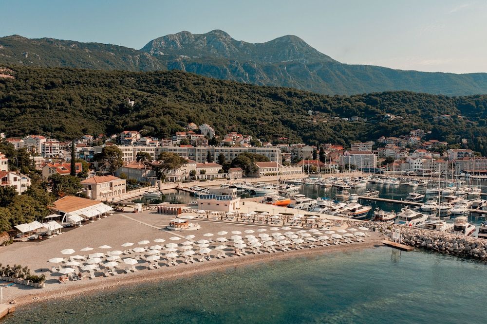 Lazure Hotel and Marina