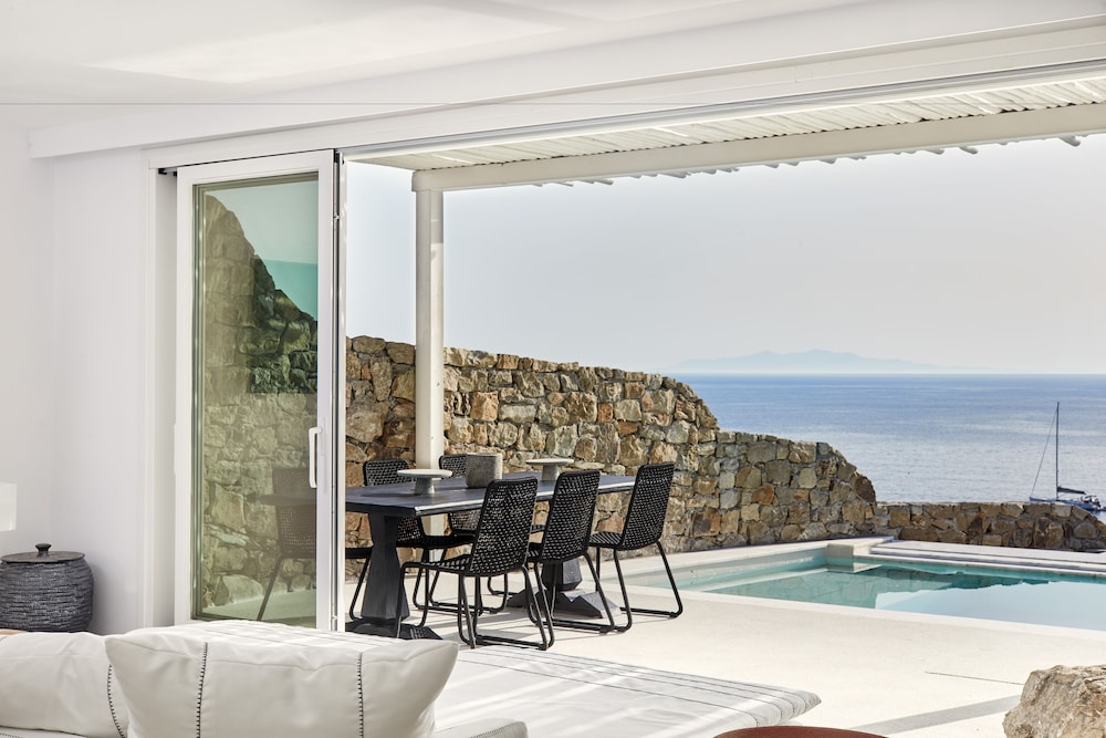 Royal Myconian - Leading Hotels of the World — Swimming pool in Elia, South Aegean