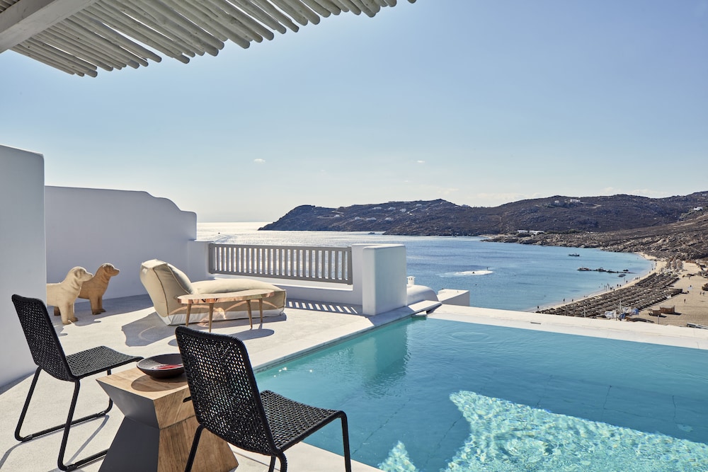 Royal Myconian - Leading Hotels of the World — Swimming pool in Elia, South Aegean