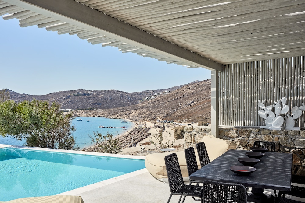 Royal Myconian - Leading Hotels of the World — Swimming pool in Elia, South Aegean