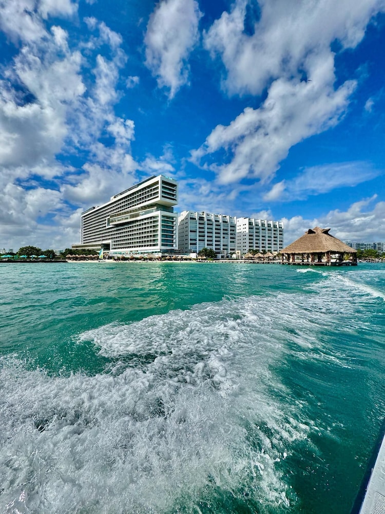 Hyatt Vivid Cancun Adults Only - All Inclusive — Hotel building in Cancun, Quintana Roo