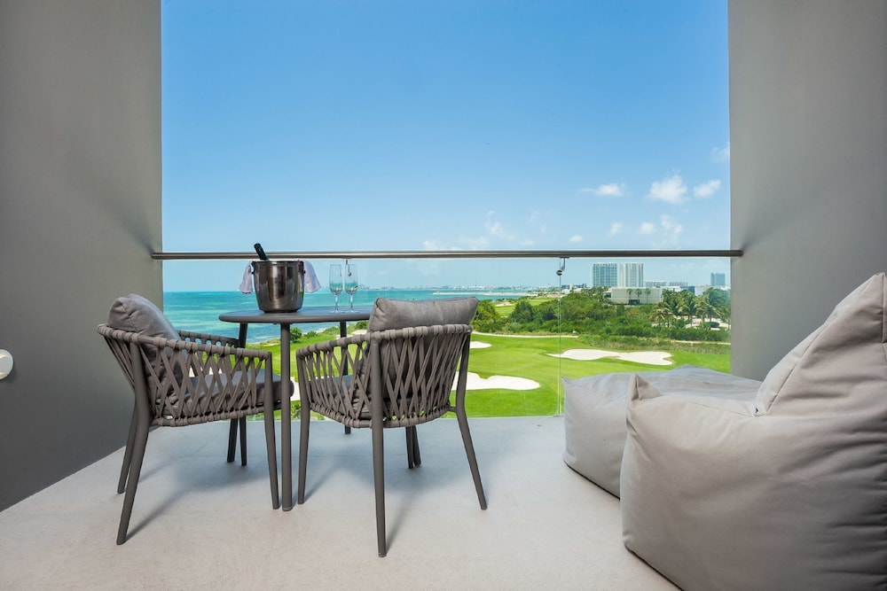 Hyatt Vivid Cancun Adults Only - All Inclusive — Hotel rooms in Cancun, Quintana Roo