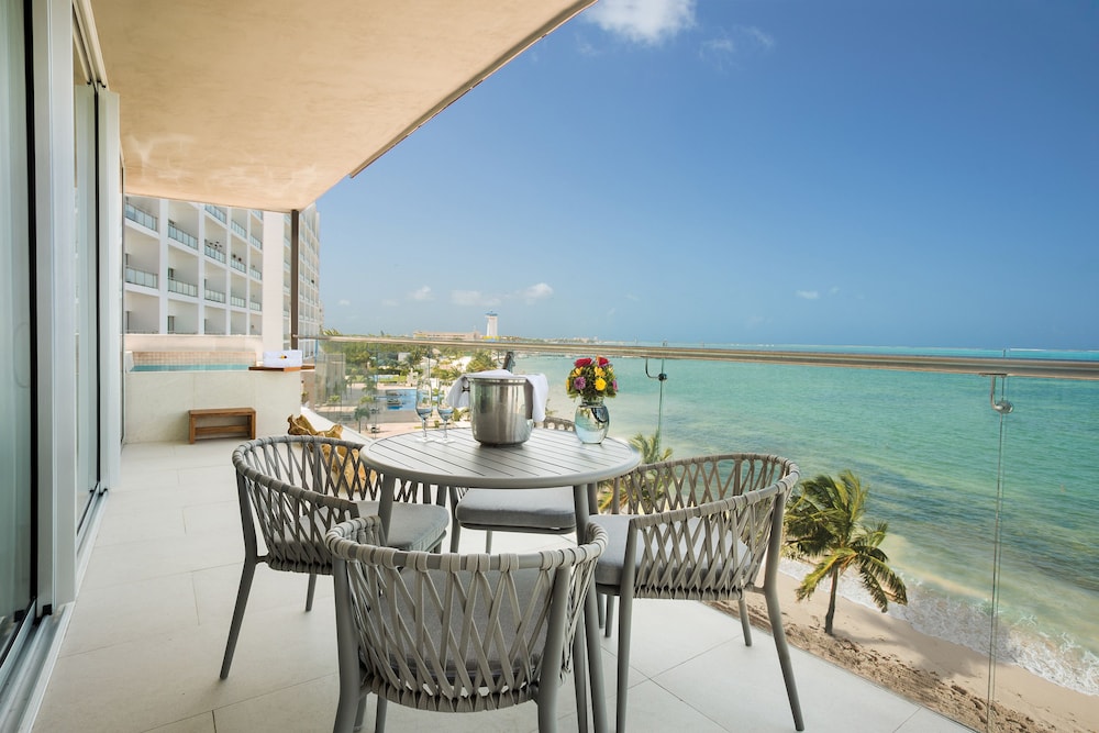 Hyatt Vivid Cancun Adults Only - All Inclusive — Hotel rooms in Cancun, Quintana Roo