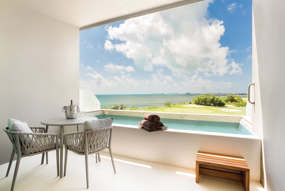 Hyatt Vivid Cancun Adults Only - All Inclusive — Swimming pool in Cancun, Quintana Roo