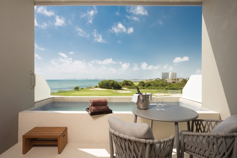 Hyatt Vivid Cancun Adults Only - All Inclusive — Hotel rooms in Cancun, Quintana Roo