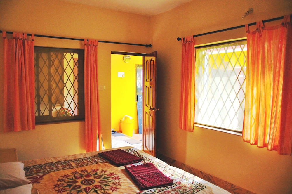 Yellow House — Hotel rooms in Vagator Beach, Goa