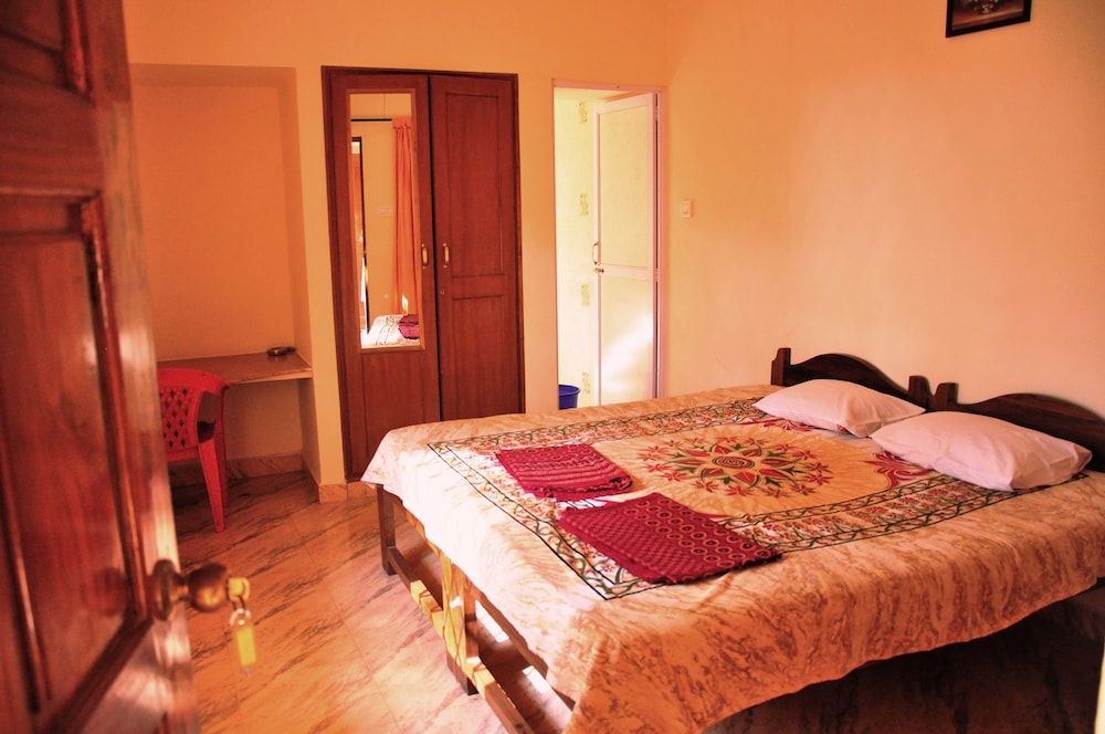 Yellow House — Hotel rooms in Vagator Beach, Goa