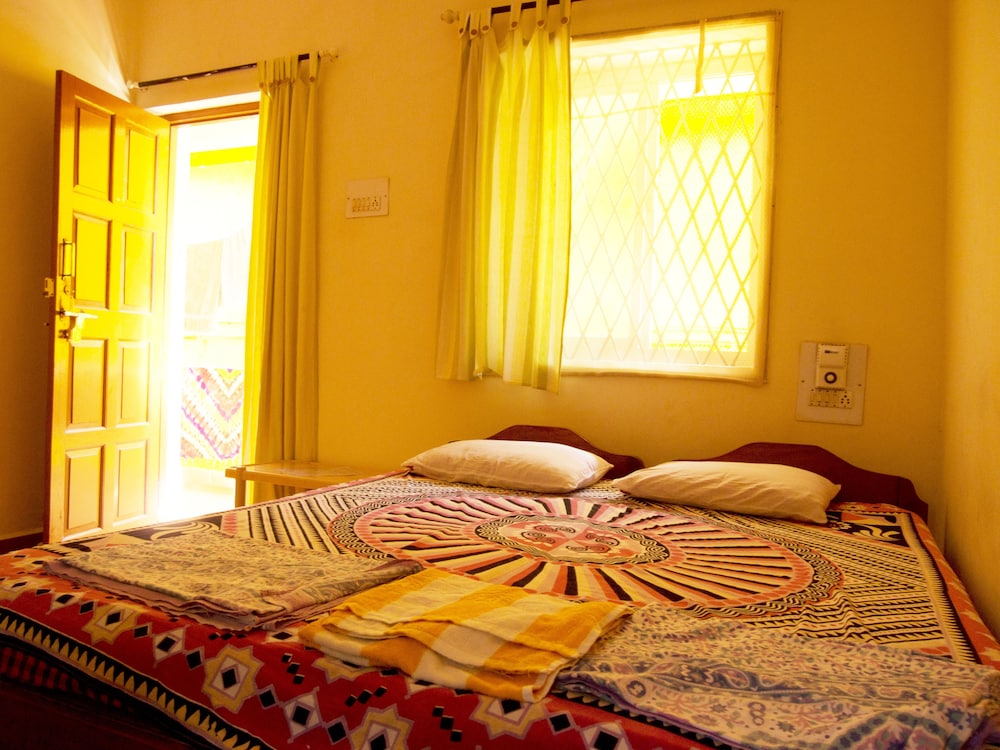 Yellow House — Hotel rooms in Vagator Beach, Goa