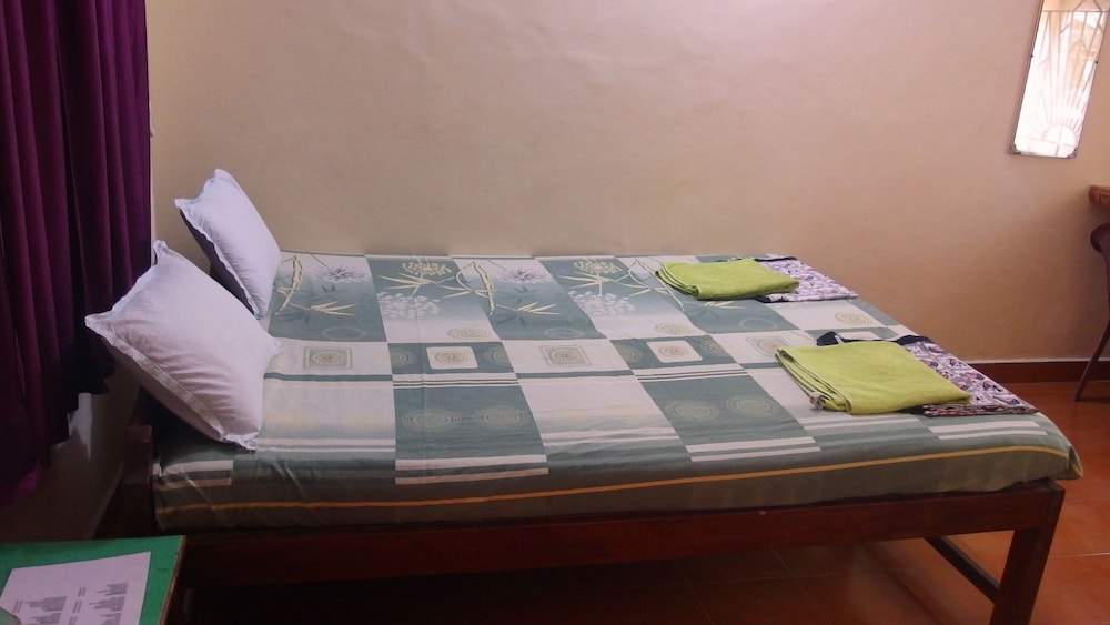 Yellow House — Hotel rooms in Vagator Beach, Goa