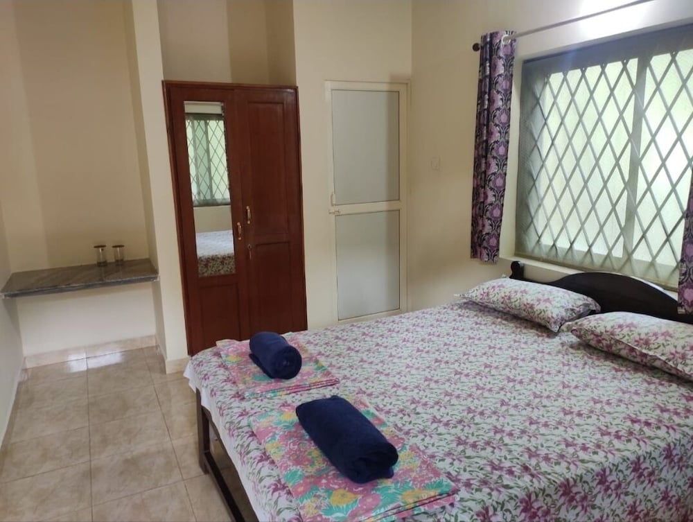 Yellow House — Hotel rooms in Vagator Beach, Goa