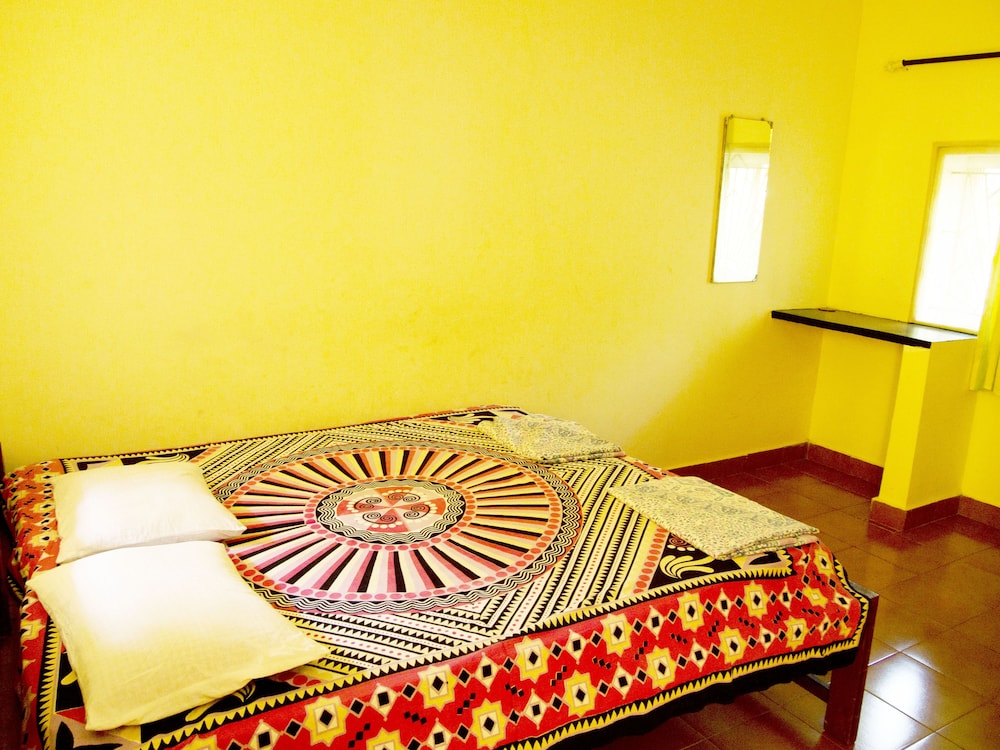 Yellow House — Hotel rooms in Vagator Beach, Goa