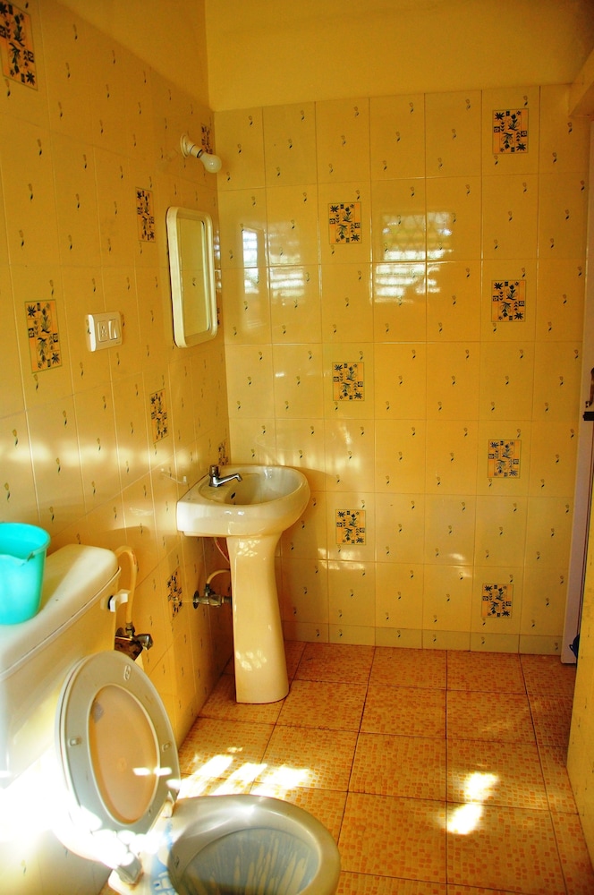 Yellow House — Hotel rooms in Vagator Beach, Goa