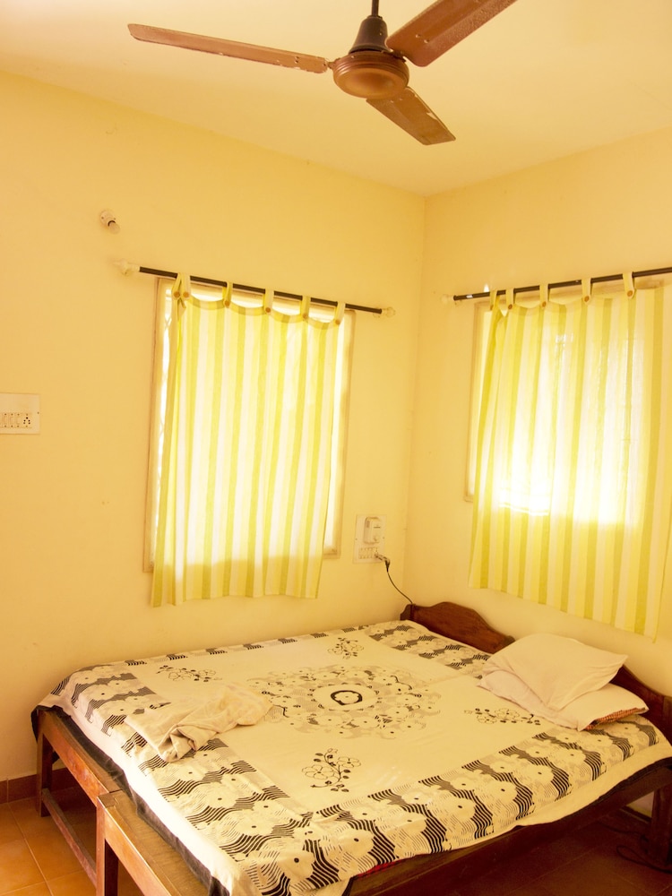 Yellow House — Hotel rooms in Vagator Beach, Goa
